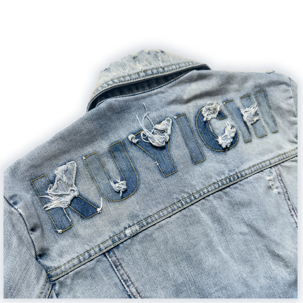 Detail van de achterkant van een lichtblauw Kuyichi spijkerjack