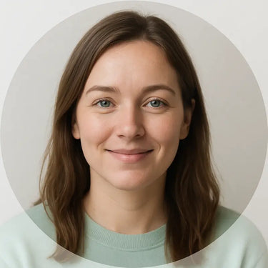 Portret van een jonge vrouw die vriendelijk glimlacht.