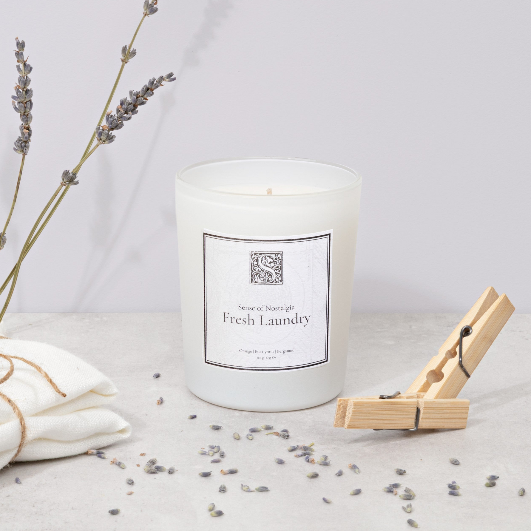 Sense Amsterdam geurkaars Fresh Laundry in een rustige setting met lavendel en natuurlijke stylingelementen.